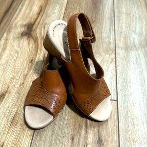 Clark’s Women’s wedge sandles leather upper, cork heel